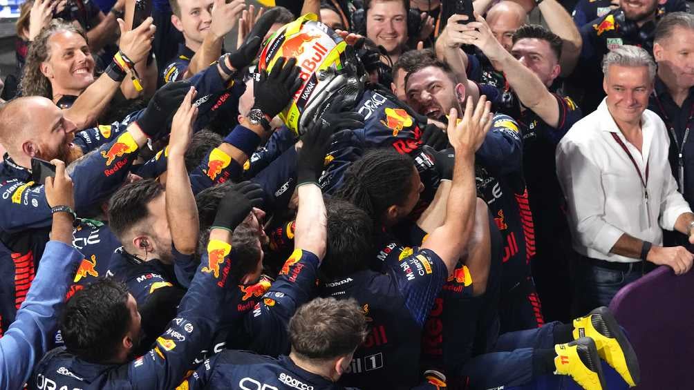 Sergio Pérez festejando con gente de Red Bull