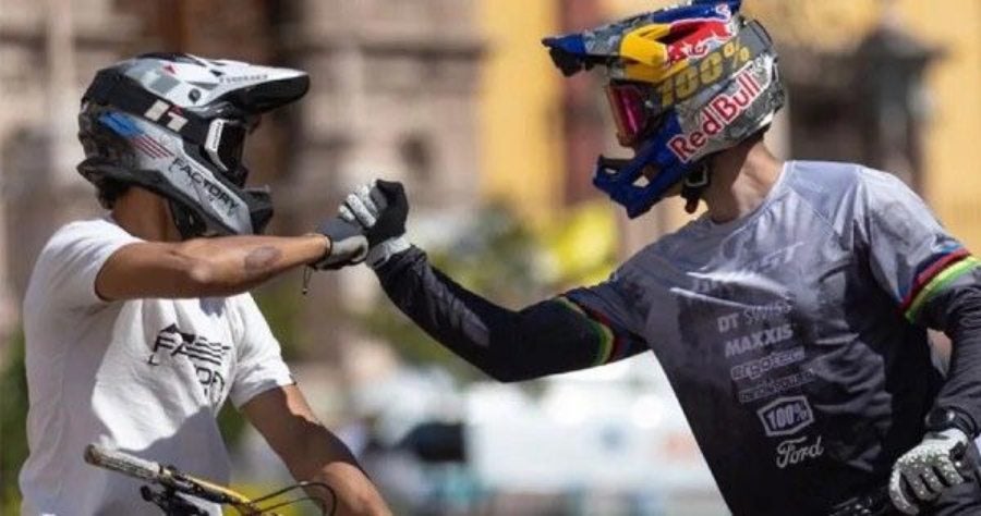 Pilotos dándose la mano en el Red Bull Cerro Abajo 