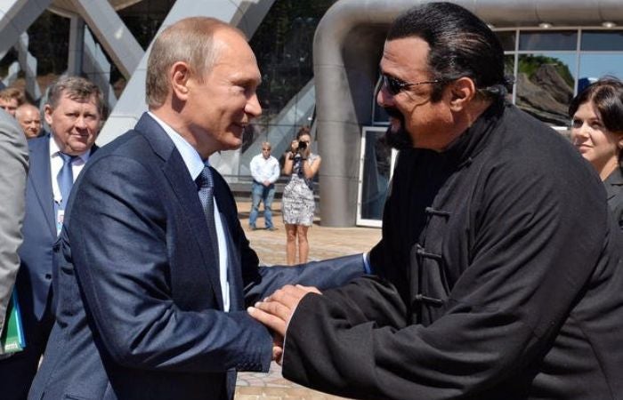 Vladimir Putin y Steven Seagal saludándose