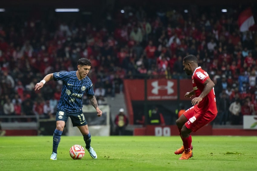 Alejandro intenta el regate ante el Toluca