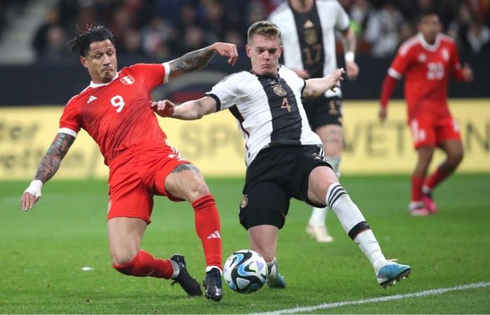 Jugadores de Alemania y Perú durante el amistoso entre las dos selecciones