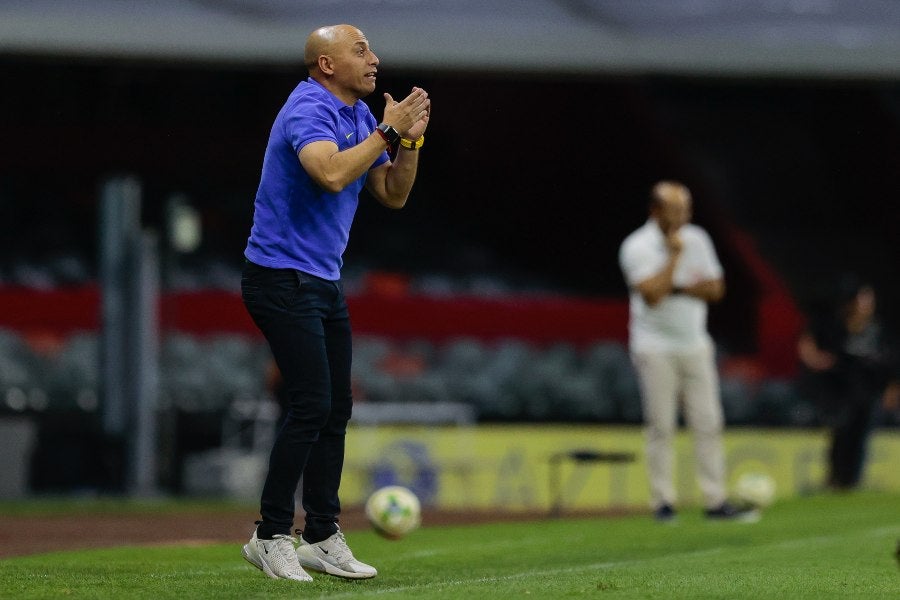 Villacampa dando instrucciones en el Clásico Nacional 