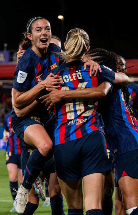 Jugadoras del Barcelona Femení festejando el gol del triunfo ante el Real Madrid