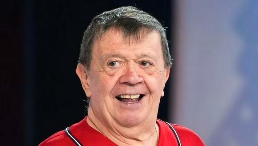 Chabelo sonriendo frente a las cámaras 