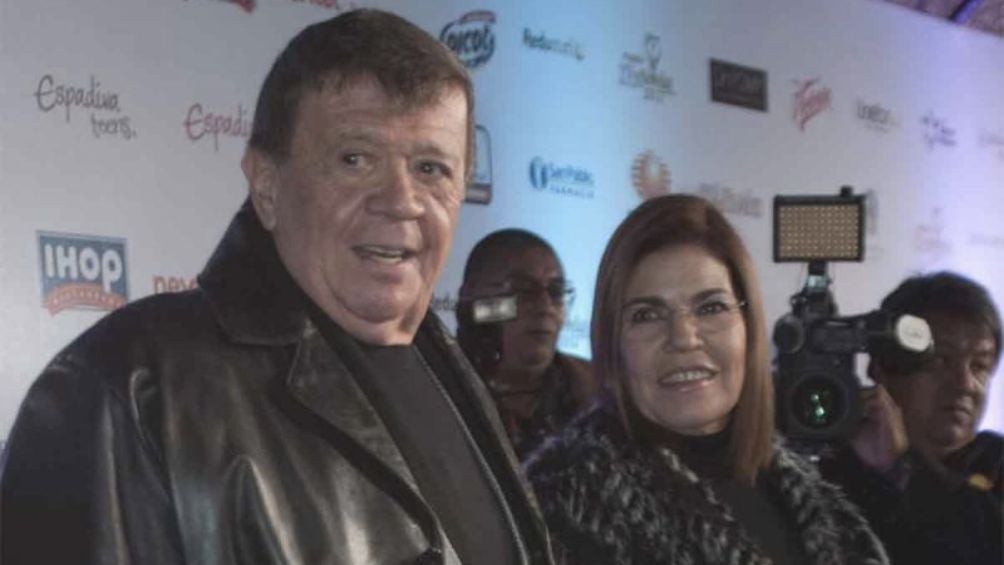 Chabelo y su mujer durante una alfombra roja