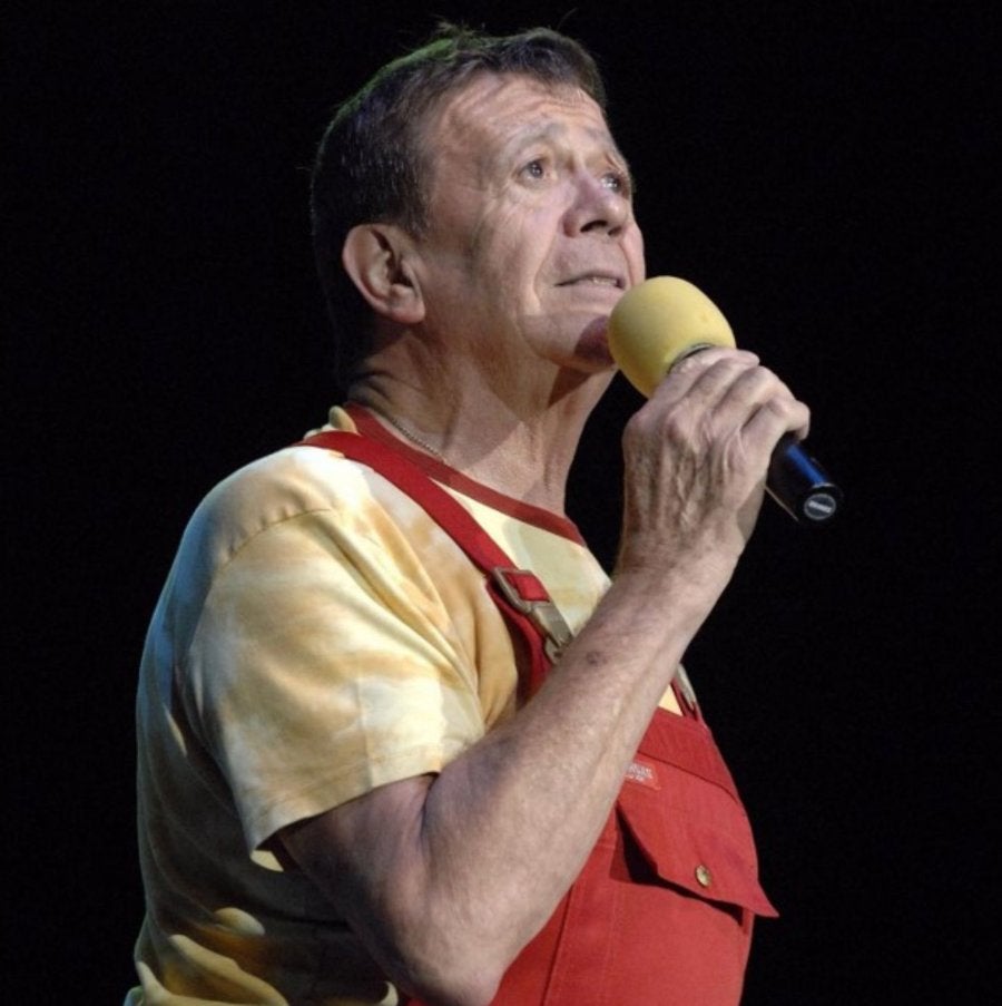 Chabelo con su típico atuendo 