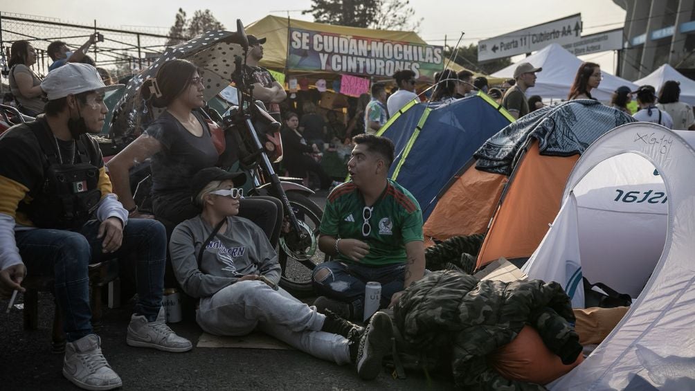 Los fans de Bad Bunny en las afueras del Estadio Azteca