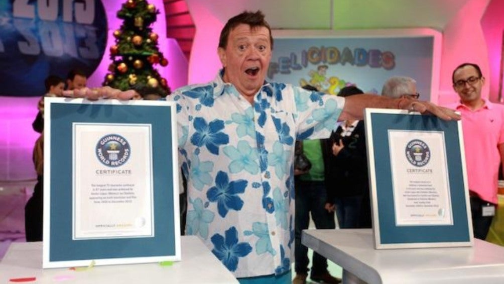 Chabelo ostenta sus reconocimientos 