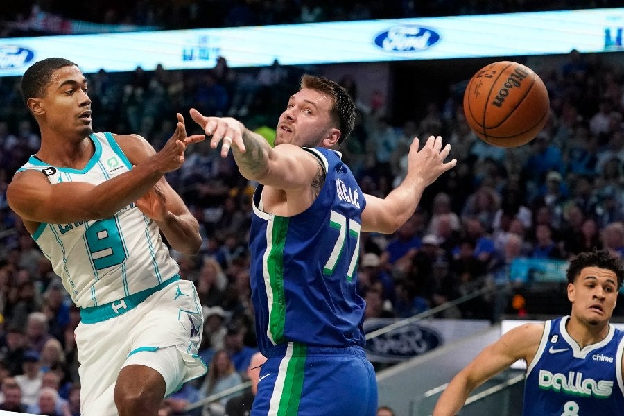 Los Mavericks, fuera del 'Play-In', agudizan su crisis contra los Hornets  (109-117)