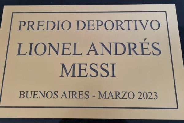 La placa oficial 