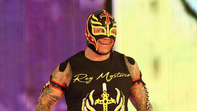 Rey Misterio saliendo del backstage a una lucha de la WWE