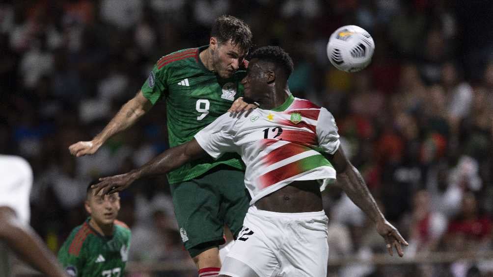 Santiago Giménez compitiendo por un balón ante Surinam