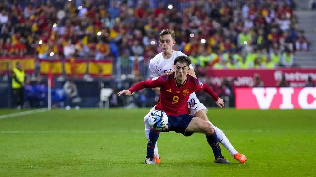 Gavi protegiendo el balón ante Pedersen