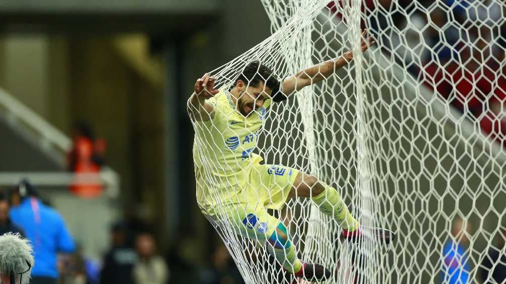 Henry Martín festejando victoria ante Chivas