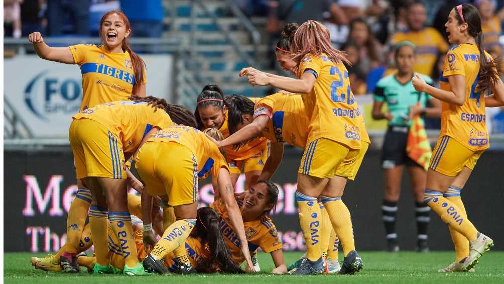 Jugadoras de Tigres celebrando el empate