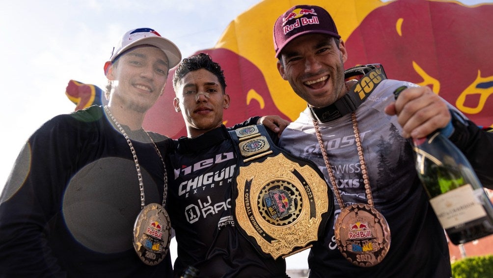 Los ganadores posando con sus premios