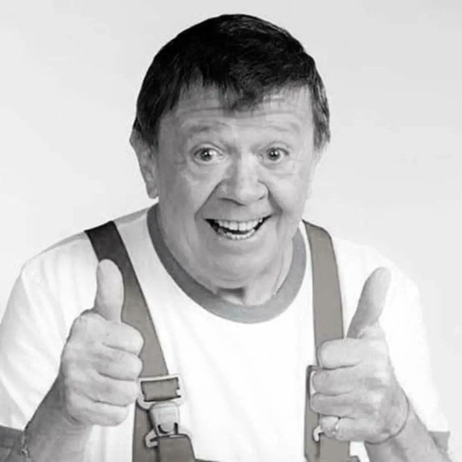 Chabelo con su típica pose  