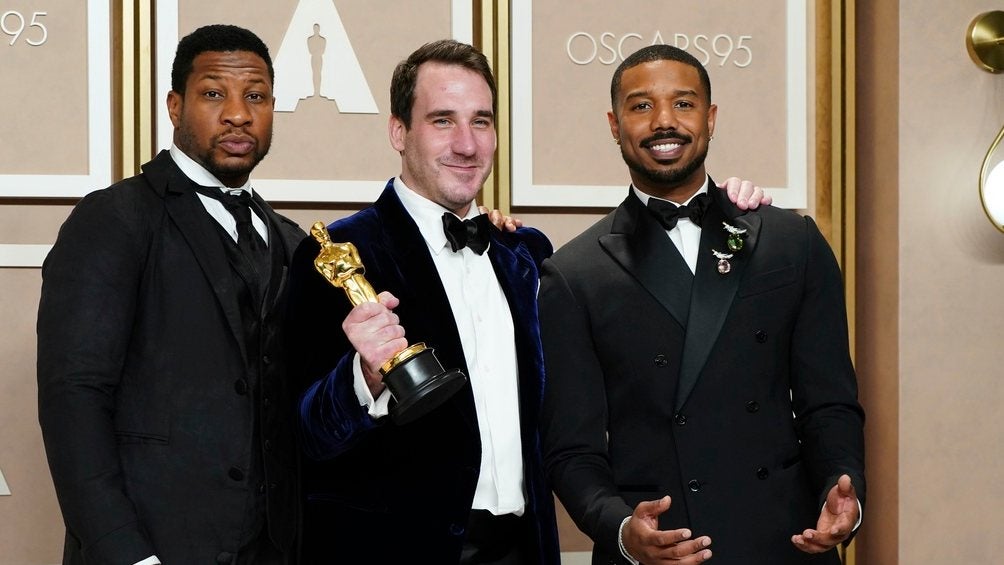 Majors posa junto a James Friend y Michael B. Jordan