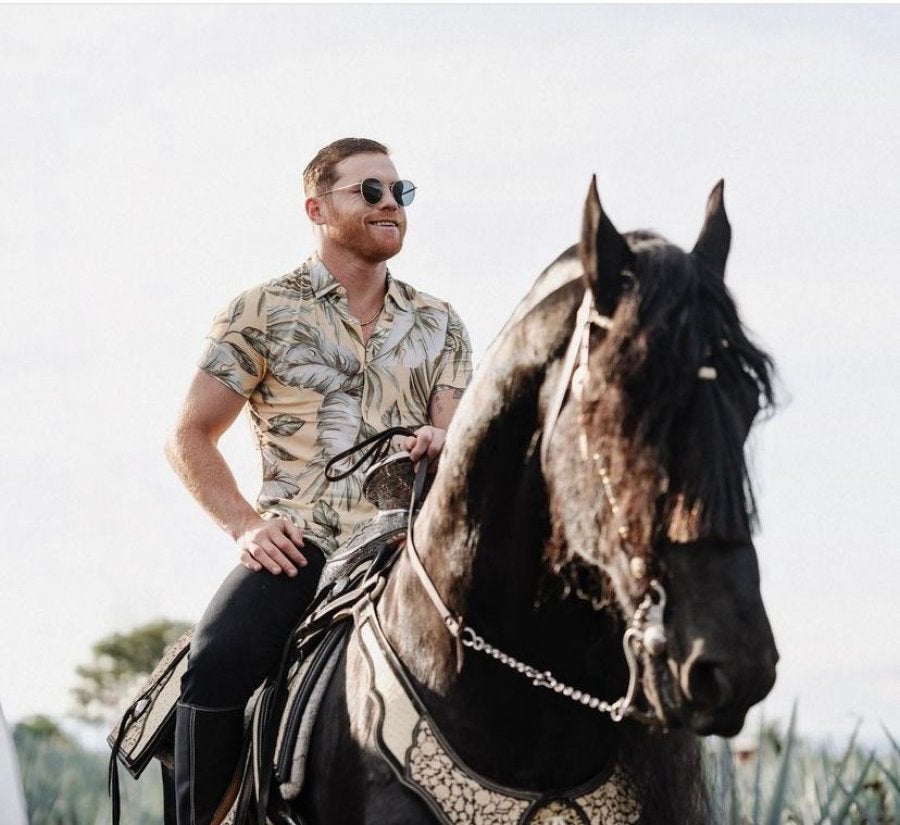 Canelo montando a caballo 