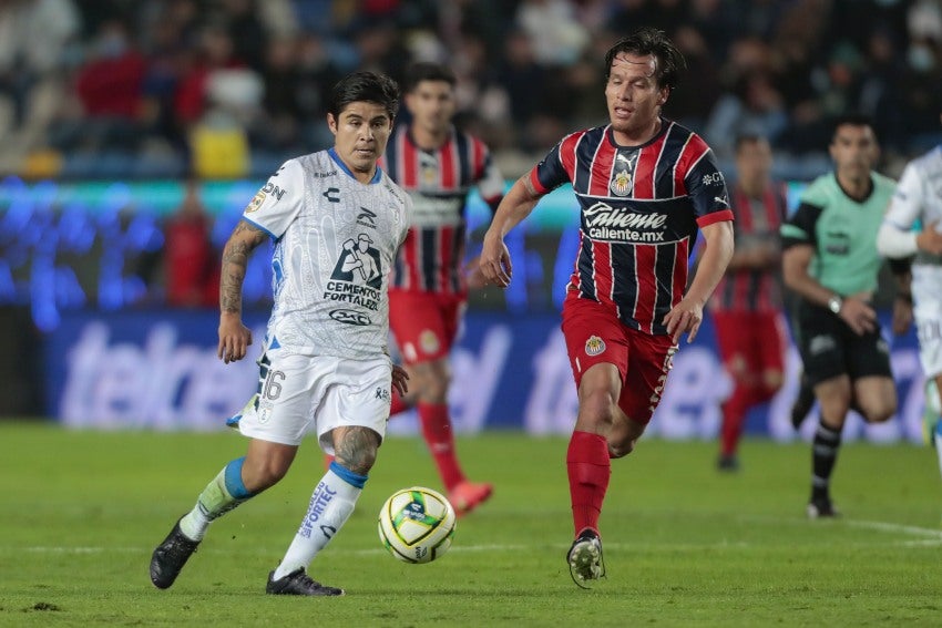 La Chofis disputa la pelota en duelo vs Chivas