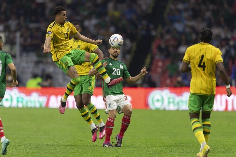 Henry Martín disputa el balón con Ravel Morrison