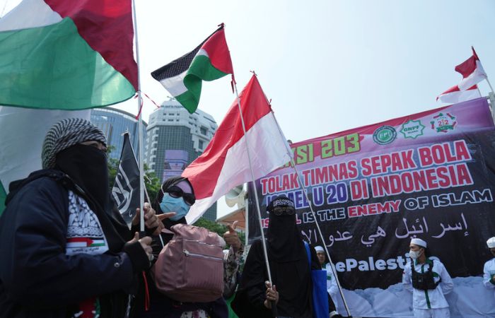 Manifestantes de Indonesia con banderas de apoyo a Palestina en Jakarta