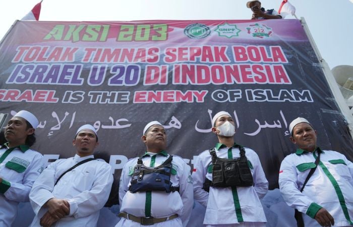 Policías de Indonesia cuidando la manifestación anti Isarel en Jakarta