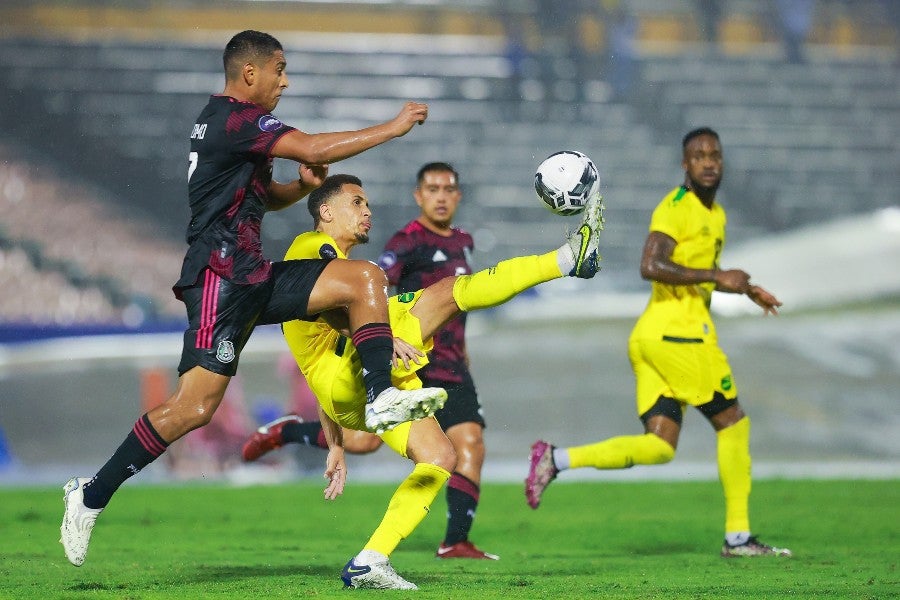 Romo disputa la pelota ante Ravel Morrison