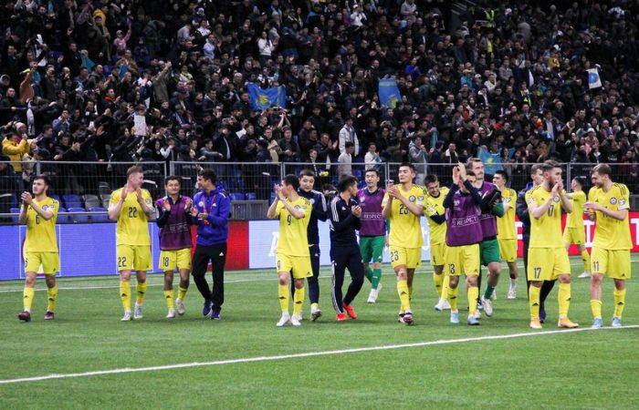 Selección de Kazajistán festejando la victoria ante Dinamarca