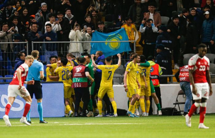 Jugadores de Kazajistán festejando con su público luego de anotar un gol