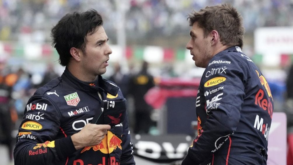 Pérez junto a Max Verstappen