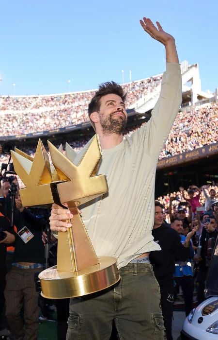 Gerard Piqué con el trofeo que otorgará al ganador de la Kings League