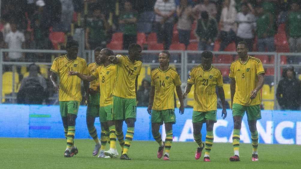 Jugadores jamaiquinos dejando la cancha tras suspención