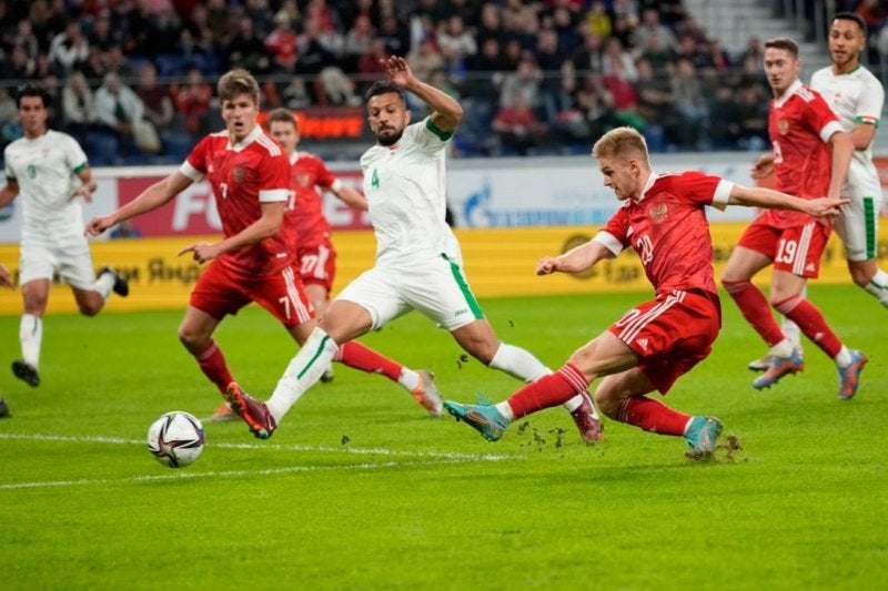 Rusos e iraquíes disputan la pelota