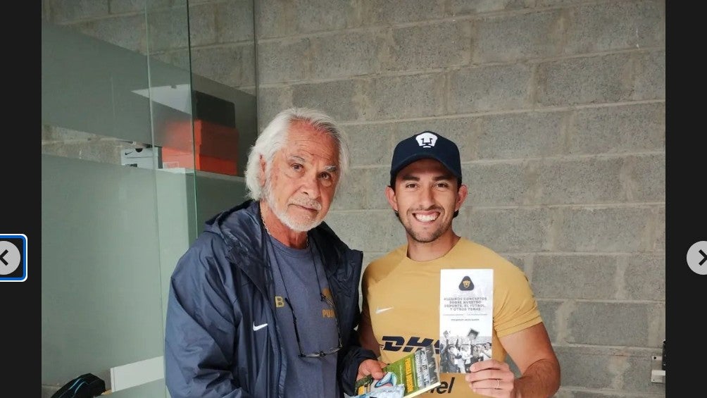 A pesar de ir de salida, el psicólogo se mostró sonriente