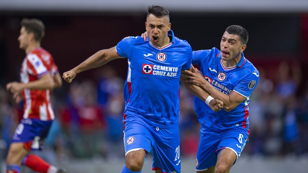 Iván Morales celebrando un gol con Cruz Azul