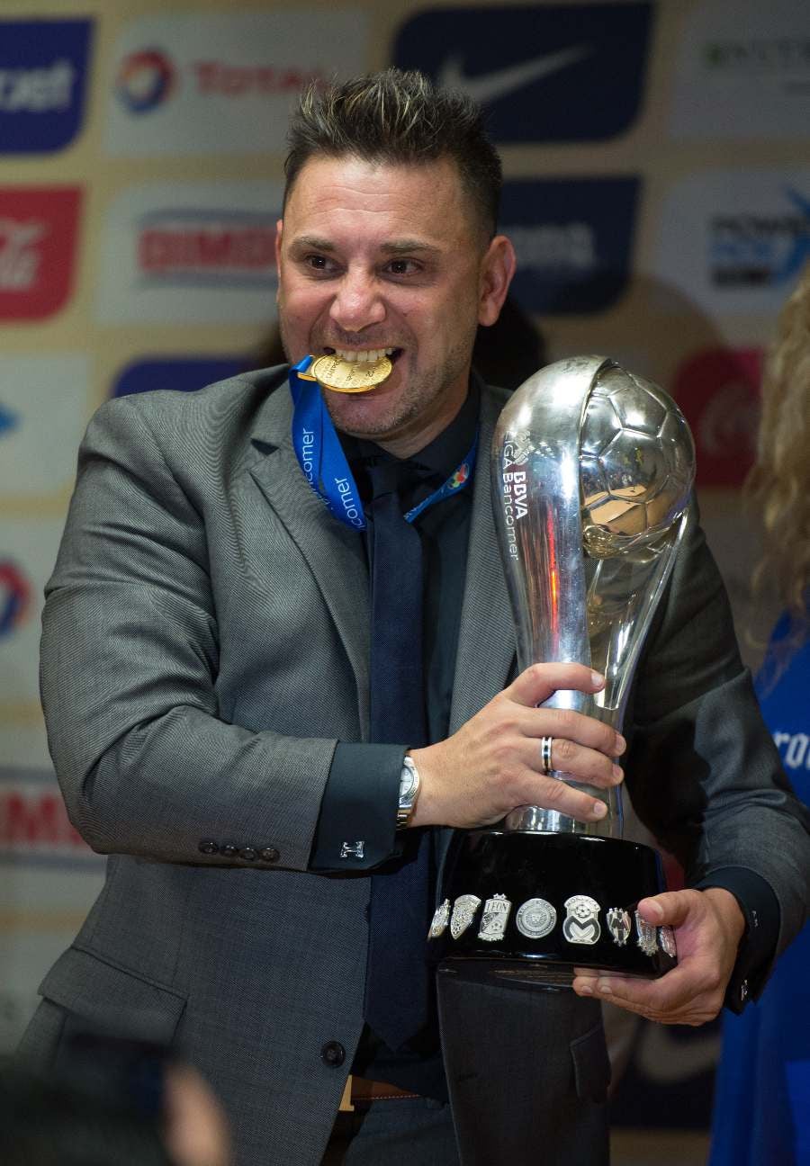 Antonio Mohamed con el Trofeo de Liga MX 