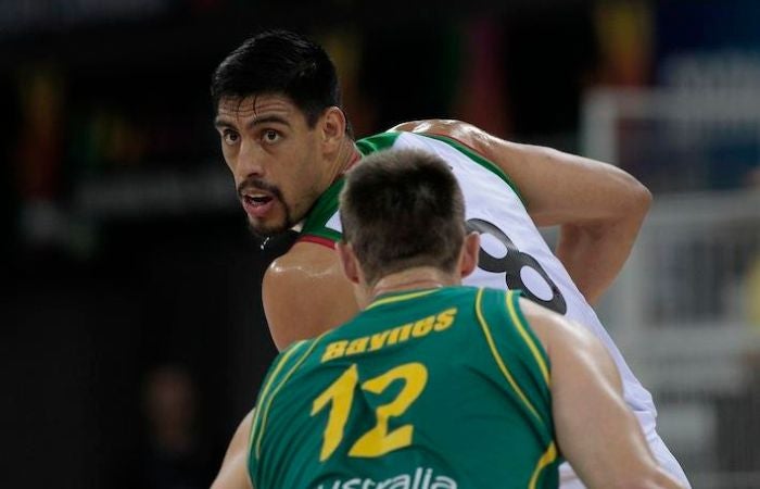 Gustavo Ayón con el balón en el Mundial de Basquetbol den el 2014