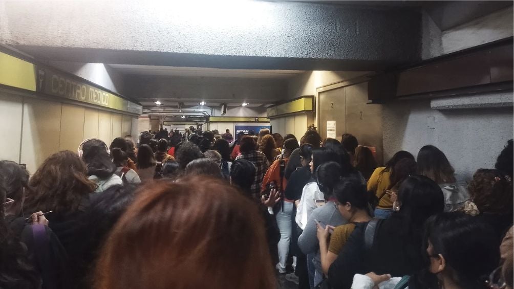 El metro habría colapsado debido al aumento del flujo de gente