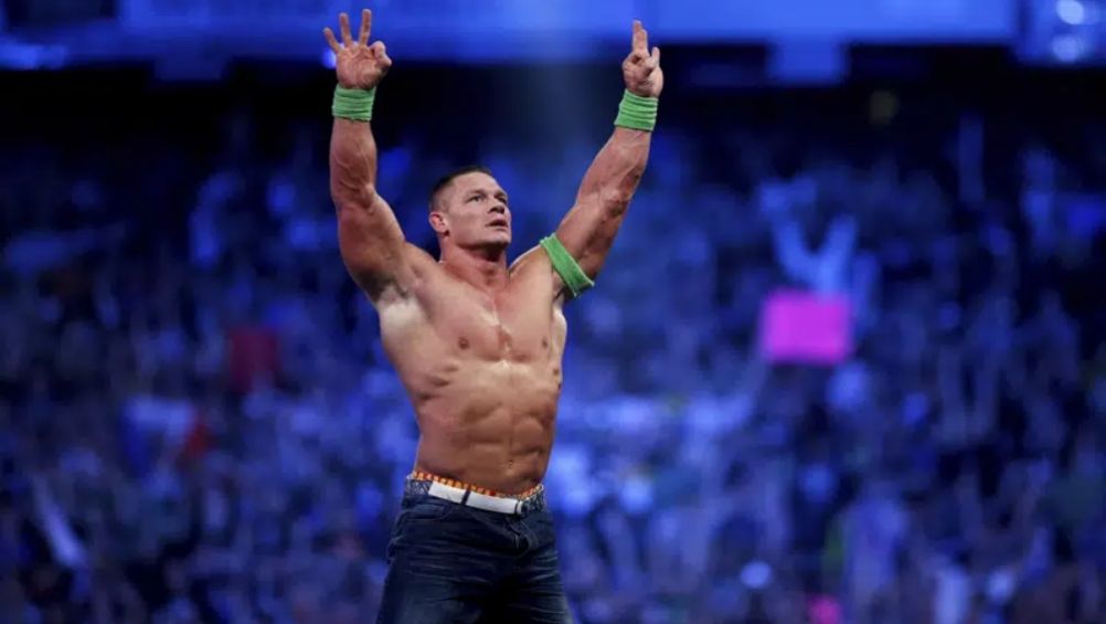 John Cena celebra con el público