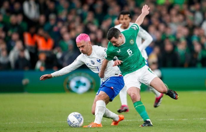 Antoine Griezmann y Josh Cullen disputando un balón en el Irlanda vs Francia