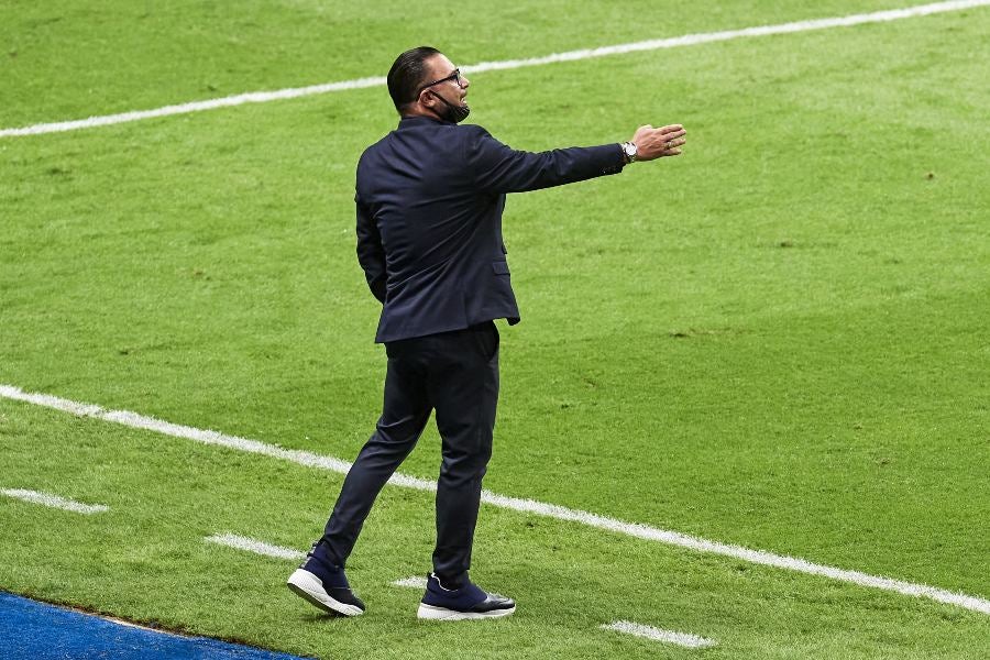 Antonio Mohamed dando instrucciones en la cancha 