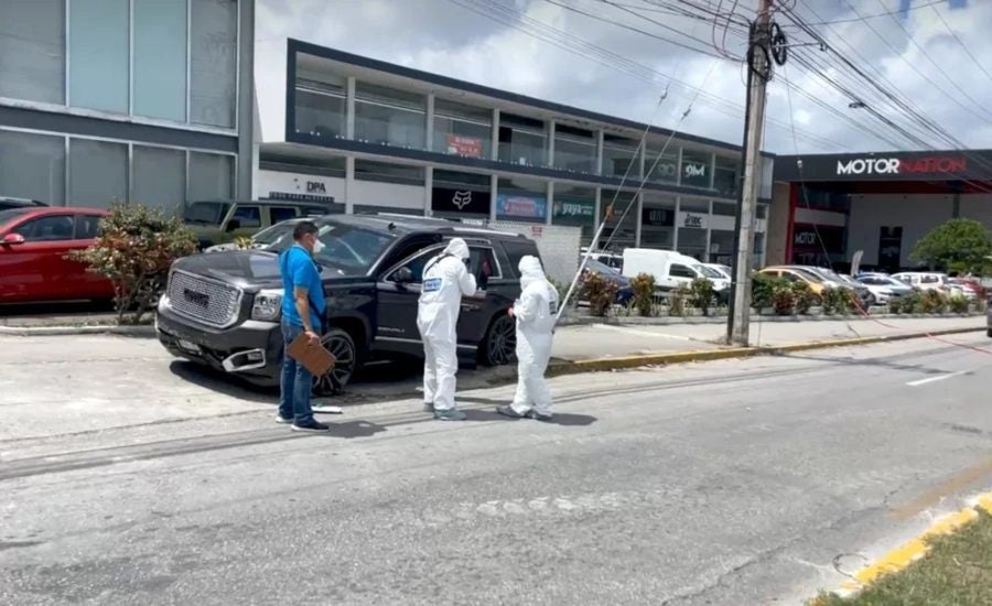 Autoridades estudiando camioneta de Natanael Cano 