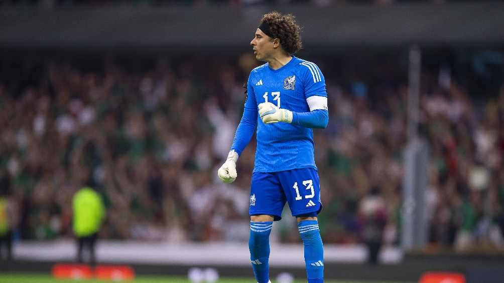 Ochoa dando indicaciones durante el partido