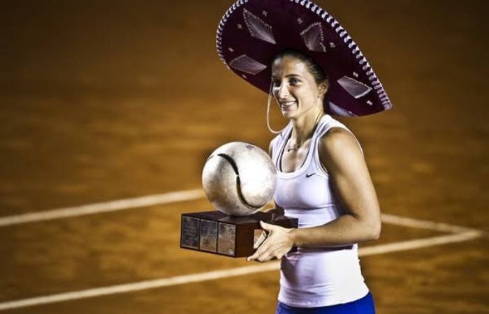 Sara Errani en Acapulco 2012, con el trofeo de campeona