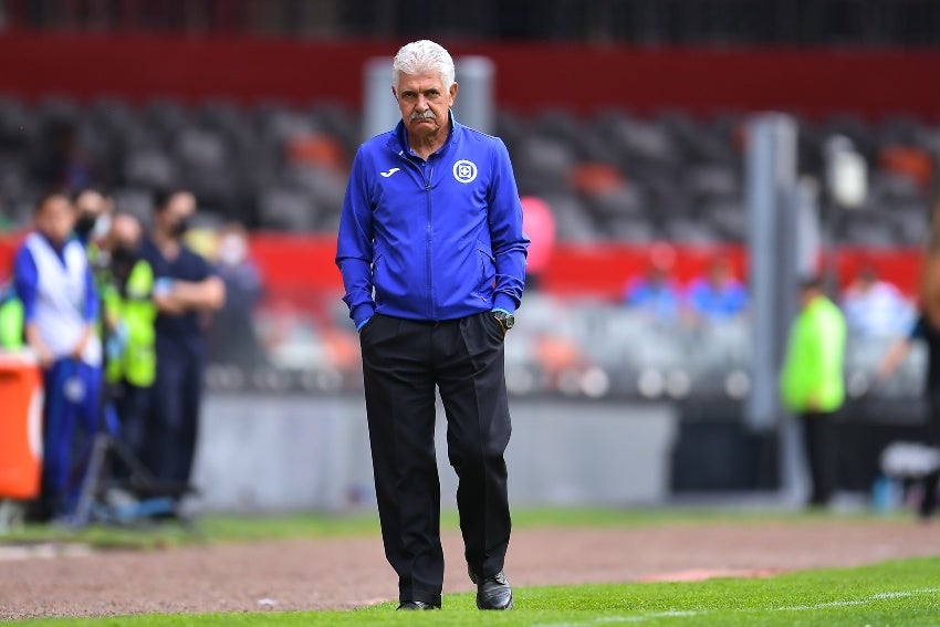 Ricardo Ferretti observa el juego