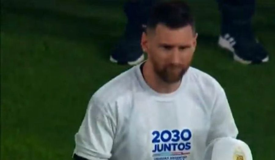 Messi con la playera promocional de la Copa del Mundo en 2030