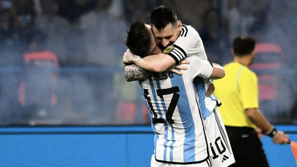 Messi celebrando uno de sus tres goles con Giovanni Lo Celso