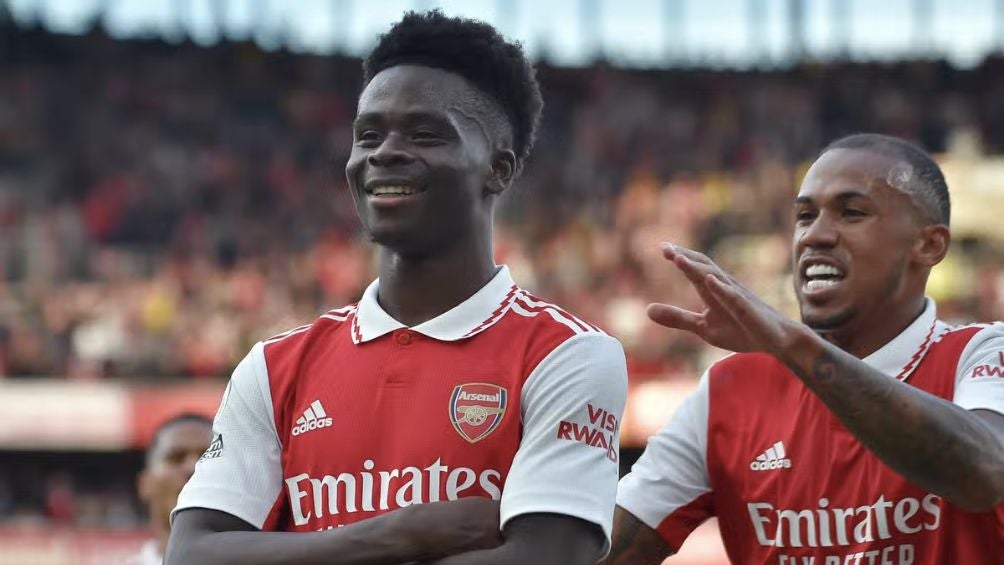 Saka celebrando gol con el Arsenal