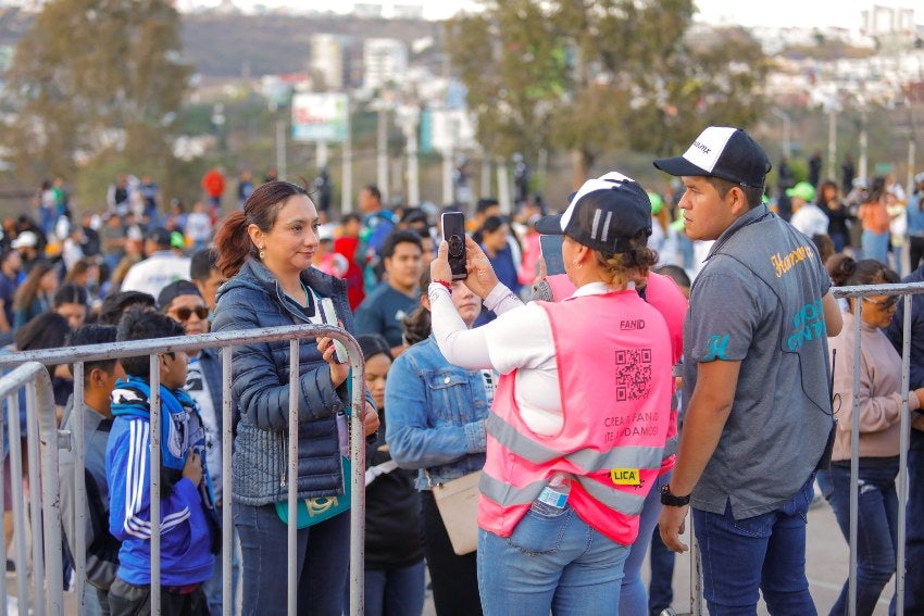 Fanáticos entrando con ID